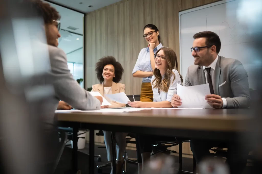 Equipo discutiendo errores comunes de la empresa