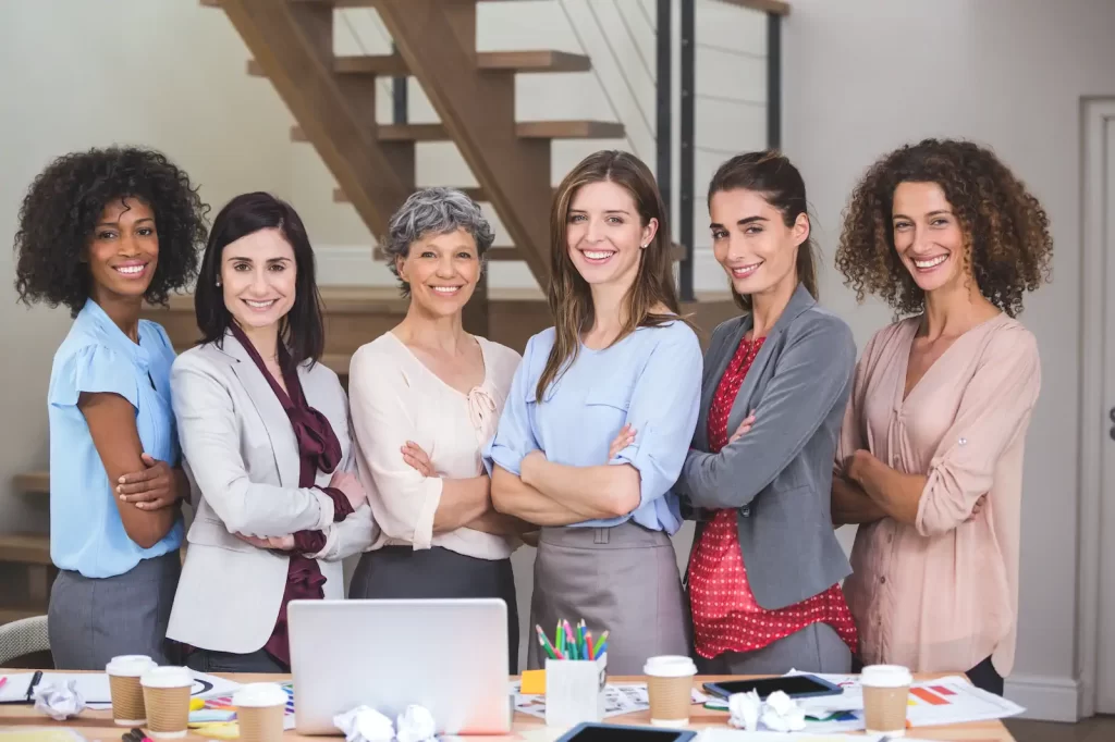 Equipo discutiendo errores comunes de la empresa