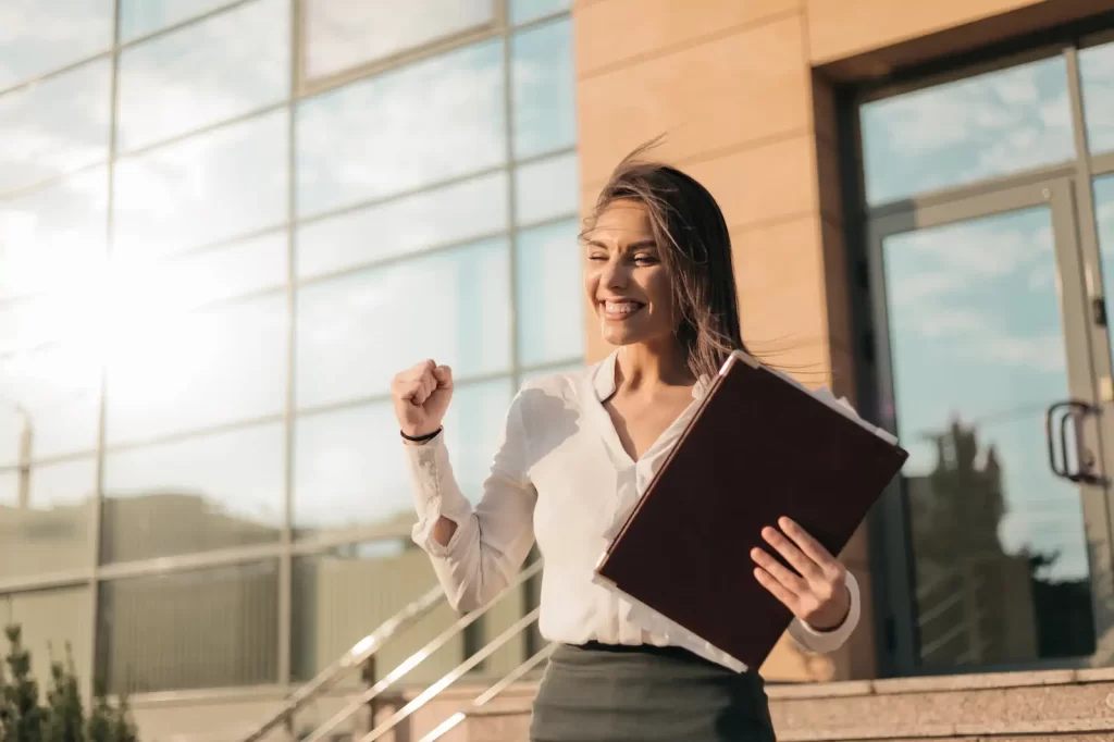 Mujer celebrando los logros de su empresa