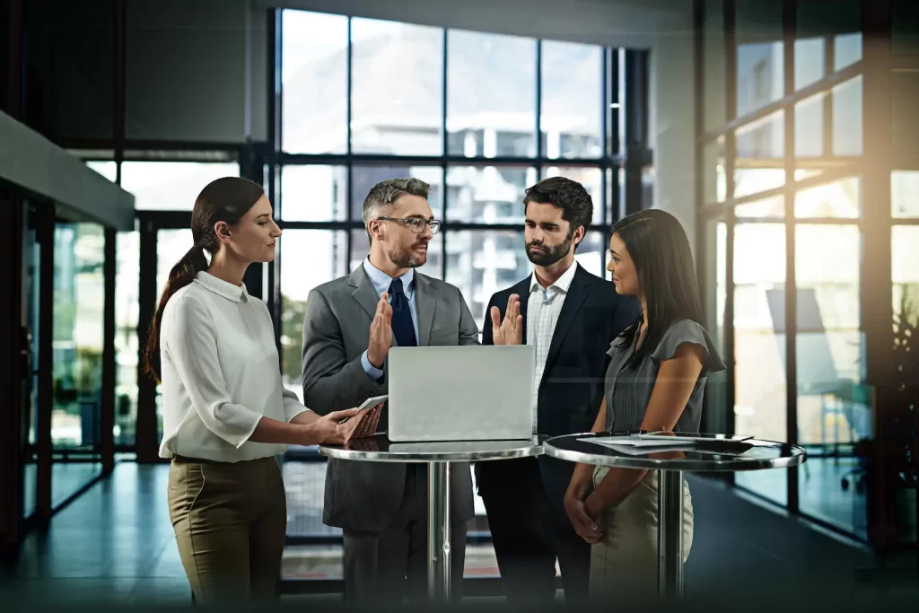 Equipo de trabajo discutiendo las metas del año 