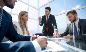 Los conflictos surgen con frecuencia en el mundo laboral. Saber cómo manejarlos evitará que escalen.