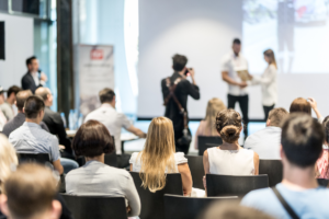 Reconocer a los empleados impacta en su productividad y lealtad.